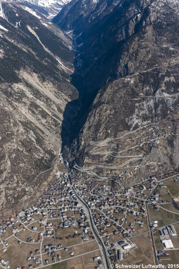 Gampel mit Kehrschleifen zum Lötschberg-Autoverlad Goppenstein. Blick ins Mittal mit dem Fluss Lonza.